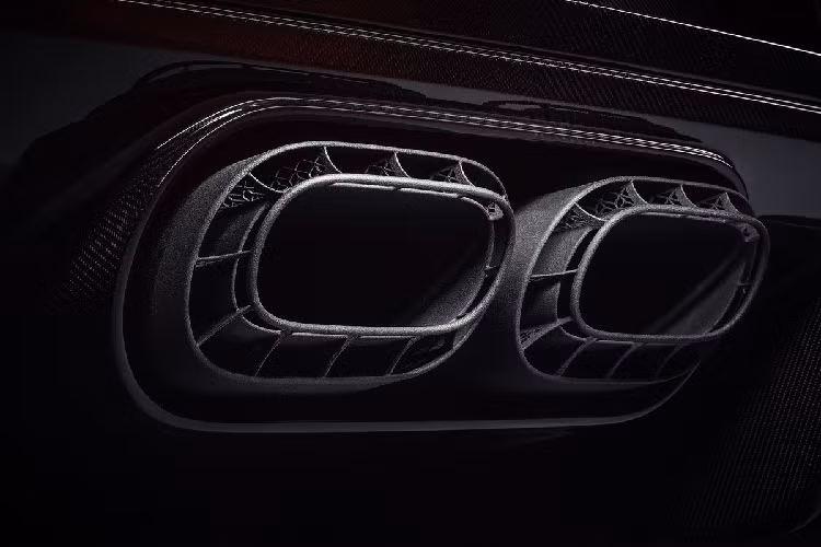 Chiron Pur Sport là phiên bản giới hạn của dòng Bugatti Chiron với số lượng 16 chiếc trên toàn thế giới. Mức giá xe Bugatti Chiron Pur Sport khởi điểm từ 3,55 triệu USD. Chiếc Chiron Pur Sport thương mại đầu tiên đến tay khách hàng hồi tháng 5/2020. Tuy nhiên, có vẻ hãng siêu xe Pháp vẫn muốn nâng cấp tiếp mẫu xe này.