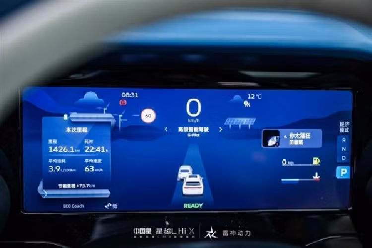 "Trái tim" của Geely Xingyue L Thor Hi·X 2022 là hệ truyền động hybrid, bao gồm máy xăng 4 xi-lanh, tăng áp, dung tích 1.5L, sản sinh công suất tối đa 150 mã lực và mô-men xoắn cực đại 225 Nm. Động cơ kết hợp với hộp số DHT Pro 3 cấp và mô-tơ điện.