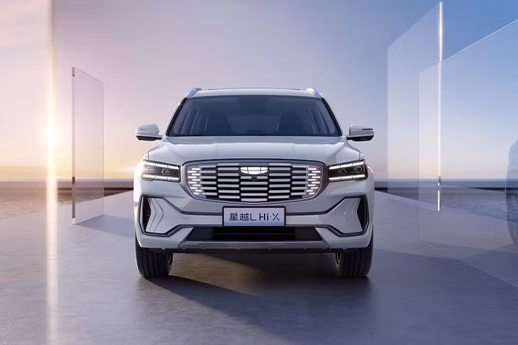 Bên ngoài, mẫu xe SUV Geely Xingyue L Thor Hi·X 2022 vẫn giữ lại thiết kế tổng thể của bản thường. Tuy nhiên, để giúp người tiêu dùng dễ phân biệt, phiên bản hybrid có một số chi tiết thiết kế riêng như lưới tản nhiệt. Theo đó, xe không dùng lưới tản nhiệt với những nan mạ crôm nằm dọc như bản thường mà có những nan nằm ngang, xếp thành 5 cột dọc, tạo hiệu ứng không gian 3 chiều ấn tượng hơn. Thêm vào đó là 2 dải đèn LED định vị ban ngày nằm dọc mới.