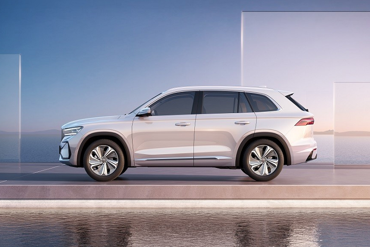 Bên dưới lưới tản nhiệt là cản trước mới với tạo hình khúc xương, mang đến cảm giác mạnh mẽ và đậm chất tương lai hơn cho mẫu xe hybrid này. Ở hai góc đầu xe còn có khe gió nằm dọc mới. Trái ngược với đầu xe, thiết kế bên sườn của Geely Xingyue L Thor Hi·X 2022 không thay đổi so với bản thường, trừ bộ vành la-zăng mới.