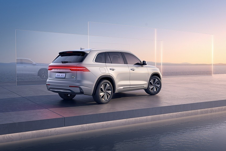 Nhờ đó, Geely Xingyue L Thor Hi·X 2022 có thể tăng tốc từ 0-100 km/h trong 7,9 giây, chạy được quãng đường tối đa 1.300 km và tiêu thụ lượng xăng trung bình chỉ 4,3 lít/100 km. Hiện giá xe Geely Xingyue L Thor Hi·X 2022 vẫn chưa được công bố. Giá bán tạm tính của mẫu SUV cỡ trung này là 173.700 Nhân dân tệ (khoảng 680 triệu đồng).