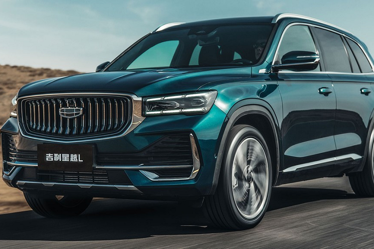 Ngoài ra, Geely Xingyue L Thor Hi·X 2022 còn có logo giữa lưới tản nhiệt phát sáng, chi tiết không được trang bị cho bản thường. Trong khi đó, đèn pha của xe giống hệt Geely Xingyue L, cũng được bao quanh bằng 2 dải đèn LED.