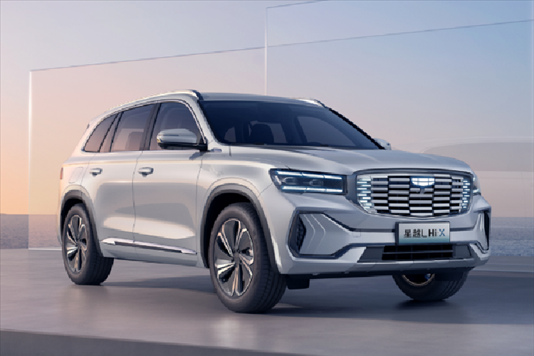 Bước vào bên trong Geely Xingyue L Thor Hi·X 2022, khách hàng Trung Quốc sẽ bắt gặp không gian nội thất quen thuộc vì không có gì khác so với bản thường. Xe cũng có nội thất bọc da phối 2 màu, 3 màn hình cỡ lớn trên mặt táp-lô tạo cảm giác công nghệ cao, vô lăng vát đáy thể thao và cần số giống cần đẩy của máy bay phản lực.