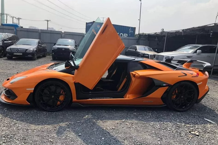 Khoang lái của siêu xe Lamborghini Aventador SVJ Roadster nổi bật với các đường kẻ màu vàng cam đồng màu thân xe. Khung ghế làm bằng sợi carbon với hình dáng ôm sát người ngồi và bọc da Alcantara.