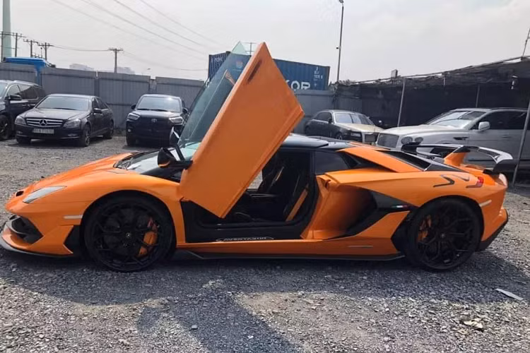 Khoang lái của siêu xe Lamborghini Aventador SVJ Roadster nổi bật với các đường kẻ màu vàng cam đồng màu thân xe. Khung ghế làm bằng sợi carbon với hình dáng ôm sát người ngồi và bọc da Alcantara.