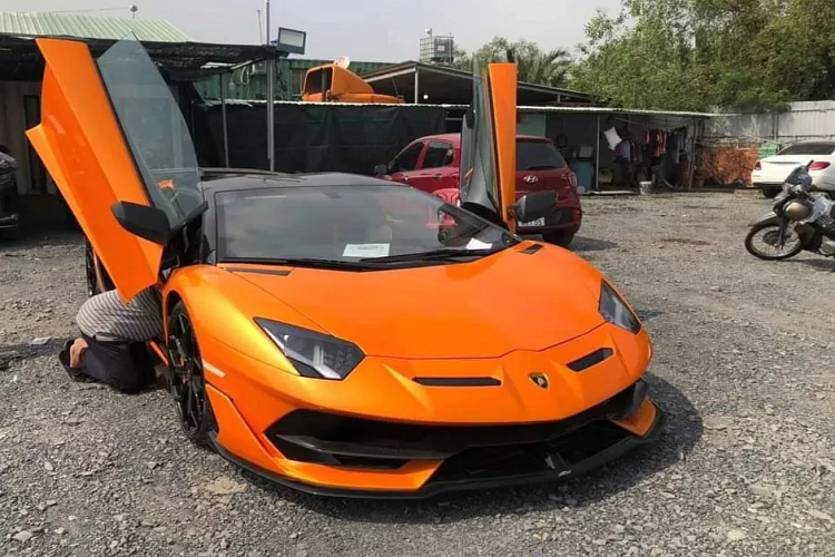 Chỉ có 800 chiếc Lamborghini Aventador SVJ Roadster được xuất xưởng, giá xe Lamborghini Aventador SVJ mui trần vào khoảng 800.000 USD. Với việc sử dụng động cơ 6.5 V12, siêu xe này sẽ có mức giá sau thuế rất cao tại Việt Nam, ước tính hơn 50 tỷ đồng.