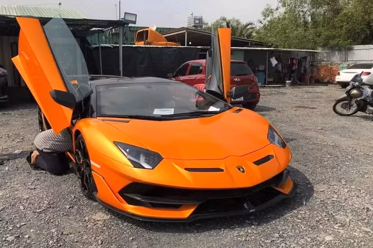 Chỉ có 800 chiếc Lamborghini Aventador SVJ Roadster được xuất xưởng, giá xe Lamborghini Aventador SVJ mui trần vào khoảng 800.000 USD. Với việc sử dụng động cơ 6.5 V12, siêu xe này sẽ có mức giá sau thuế rất cao tại Việt Nam, ước tính hơn 50 tỷ đồng.