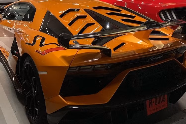 Aventador SVJ Roadster được trình làng vào năm 2018 với phiên bản Coupe và Roadster. SVJ là viết tắt của Super Veloce Jota, có nghĩa là "siêu nhanh" trong tiếng Ý.