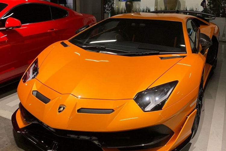 Aventador SVJ Roadster được trang bị động cơ V12 với góc nghiêng xy-lanh 60 độ dung tích 6.5L cho công suất tối đa 760 mã lực tại vòng tua 8.500 vòng/phút, mô-men xoắn cực đại đạt 720 Nm tại vòng tua 6.750 vòng/phút kèm hộp số bán tự động 7 cấp và hệ dẫn động bốn bánh và tính năng đánh lái bánh sau. Mẫu siêu xe được tích hợp 4 chế độ lái gồm Strada, Sport, Corsa và Ego Mode.