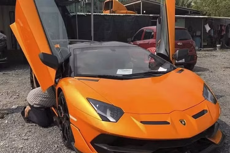 Ngay trong những ngày cuối năm 2021, những người mê xe tại Việt Nam bất ngờ khi mẫu siêu xe Lamborghini Aventador bản SVJ Roadster cập bến và nhanh chóng ra biển số tại Việt Nam Chiếc Aventador SVJ Roadster nổi bật với tông màu Cam, logo SVJ ở hông xe và bộ vành màu đen kích thước 20 inch phía trước và 21 inch phía sau. Đầu xe có các chi tiết cánh gió làm bằng sợi carbon.