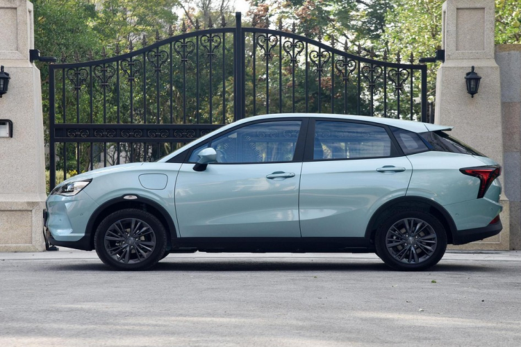 Neta Pro V 2022 giá rẻ mới này cũng được trang bị hệ thống ổn định thân xe ESC, cho phép duy trì sự cân bằng khi vào góc cua nhanh, cải thiện khả năng xử lý và an toàn của xe.