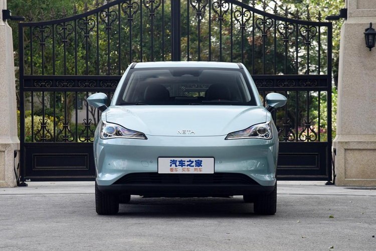 Được thiết kế để thu hút nhóm khách hàng trẻ tuổi, Neta V Pro chạy điện cung cấp tùy chọn 12 màu sắc phong phú với mức phí khoảng 9 triệu đồng. Theo Neta, mẫu SUV thuần điện thông minh mới đã được cập nhật về tính năng thông minh, an toàn, sức mạnh, và dịch vụ, mang đến cho người dùng trải nghiệm di chuyển thông minh toàn diện hơn, độc đáo hơn.