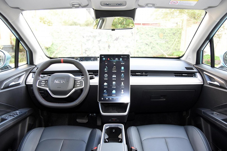 Nhờ mô tơ điện 94 mã lực và 150 Nm mô-men xoắn cực đại, mẫu SUV điện của Trung Quốc có thể gia tốc từ 0-50 km/h trong 3,9 giây, trong khi cự li di chuyển là 401 km theo chu kỳ NEDC. Xe được nâng cấp với hệ thống hỗ trợ lái thông minh IntelliSense L2, trang bị chip hiệu suất cao và các lõi cảm biến. Nhờ công nghệ mới này, Neta Pro V có thể có nhận thức môi trường xung quanh và điều kiện đường phố theo thời gian thực, giúp tăng đáng kể sự an toàn cho người lái.