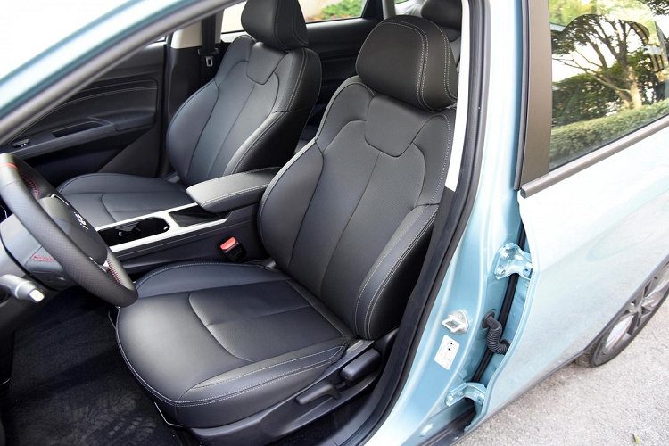 Trong khi đó, hệ thống kiểm soát hành trình tự động (ACC) của xe có thể hoạt động trong khoảng từ 0 - 120km/h, và nó dựa vào một camera, một radar sóng milimet tầm xa, và 12 radar siêu âm, có thể bao quát hơn 20 điều kiện phức tạp như tắc nghẽn, giao lộ đỗ xe, lên dốc, và xuống dốc.