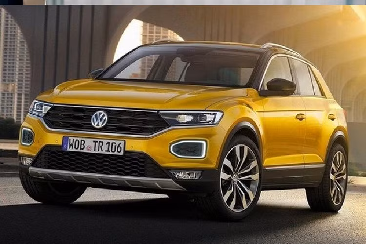 Bên sườn, Volkswagen T-Cross 2021 được trang bị 2 đường dập gân độc đáo. Trong khi đó, ở phía sau xe lại xuất hiện đèn hậu hình chữ C, được bao quanh bằng viền màu đen bóng. Nối giữa 2 đèn hậu là một dải đèn LED thanh mảnh nằm vắt ngang trên cửa cốp sau khiến xe trông như rộng hơn.