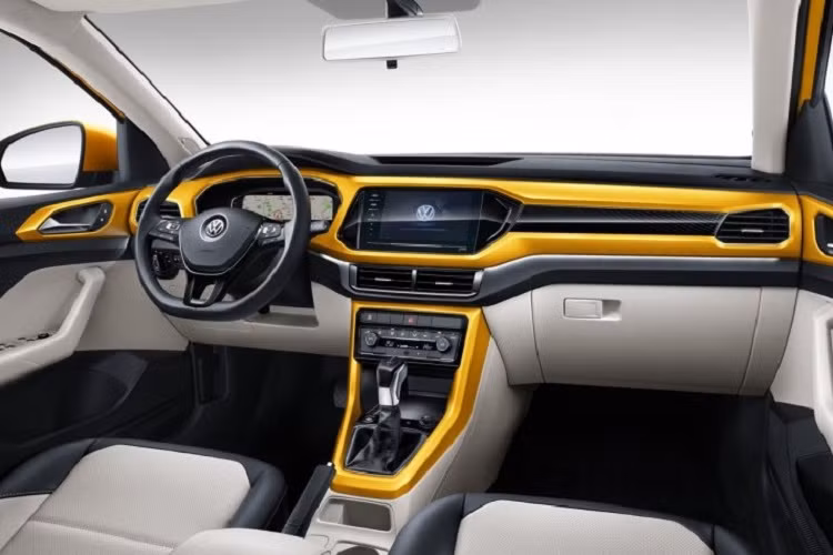 Với một mẫu SUV nhỏ bé như Volkswagen T-Cross 2021 thì thông số động cơ kể trên là vừa đủ. Được phát triển dựa trên cơ sở gầm bệ MQB A0 tương tự người anh em Polo, Volkswagen T-Cross 2021 sở hữu chiều dài chỉ 4,11 m, chiều cao 1,58 m và chiều dài cơ sở 2,55 m. Về thiết kế, mẫu SUV cỡ B này chẳng khác nào sự kết hợp giữa các mẫu xe của cùng thương hiệu Volkswagen. Theo đó, Volkswagen T-Cross 2021 được trang bị lưới tản nhiệt rộng, nối liền với cụm đèn pha giống đàn anh Touareg.