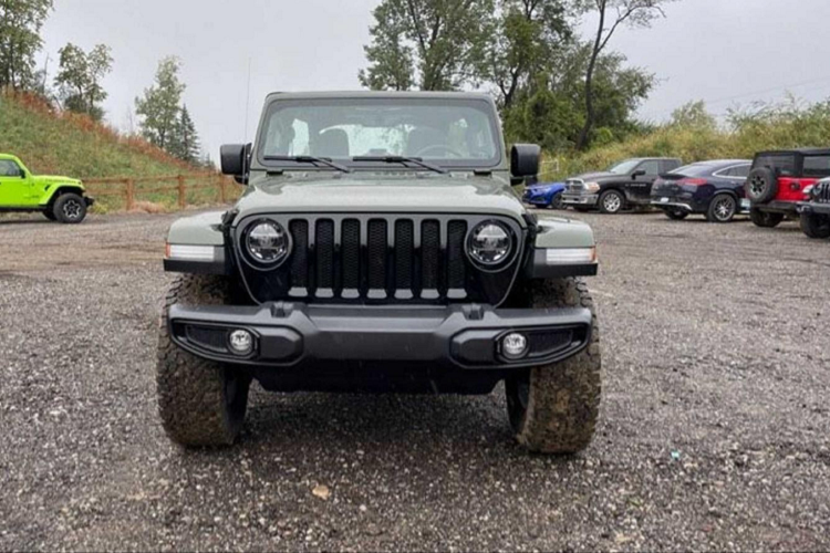 Để so sánh, các trang bị Xtreme Recon trên chiếc Rubicon mang đến cho xe khoảng sáng gầm 327,7 mm, cao hơn so với các đối thủ khác. Cụ thể, chiếc Ford Bronco, đối thủ chính của Jeep Wrangler có khoảng sáng gầm nguyên bản là 210,8 mm và 292,1 mm với lốp 35 inch.