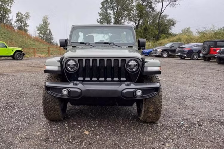 Để so sánh, các trang bị Xtreme Recon trên chiếc Rubicon mang đến cho xe khoảng sáng gầm 327,7 mm, cao hơn so với các đối thủ khác. Cụ thể, chiếc Ford Bronco, đối thủ chính của Jeep Wrangler có khoảng sáng gầm nguyên bản là 210,8 mm và 292,1 mm với lốp 35 inch.