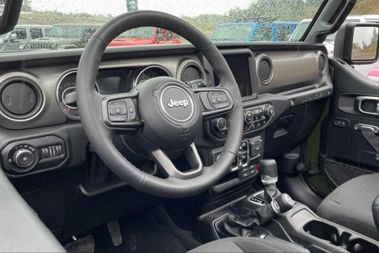 Bên trong khoang lái, chiếc Jeep Wrangler Unlimited Willys Xtreme Recon có hai màu sắc nổi bật là Nâu và Đen. Người dùng có nhu cầu cũng có thể trang bị cho xe nội thất màu đen hoàn toàn.