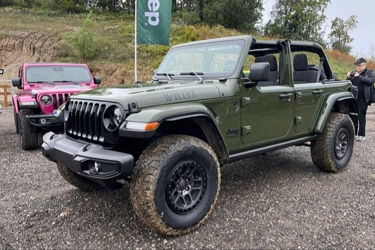 Với gói trang bị Xtreme Reconm cho Jeep Wrangler Unlimited Willys được trang bị sẵn bộ mâm beadlock giúp cố định bộ lốp 35 inch cỡ lớn vào vành xe. Bên cạnh đó là hệ thống treo có khả năng nâng hạ 38,1 mm, giúp nâng khoảng sáng gầm xe lên 279,4 mm.