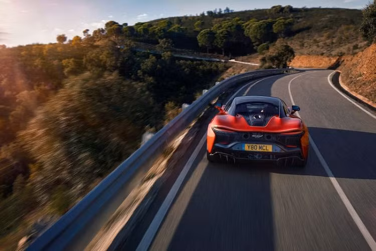 Thêm một điều khá đặc biệt ở Artura là xe không có cấp số lùi bởi bản thân McLaren muốn siêu xe của họ phải sang số nhanh hơn nên đã tăng thêm một cấp số tiến, nâng tổng cấp số lên 8 cho một hộp số ly hợp kép.