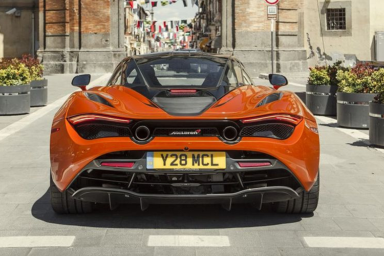Là siêu xe hybrid thương mại đầu tiên của thương hiệu, McLaren Artura 2022 mới được trang bị động cơ tăng áp kép V6 3.0L kết hợp với một mô-tơ điện cho ra tổng công suất 671 mã lực và mô-men xoắn cực đại 720 Nm. Siêu xe chỉ cần 3 giây để tăng tốc từ 0 - 100 km/h, 0 - 200 km/h trong 8,3 giây trước khi cán tốc độ tối đa 330 km/h.