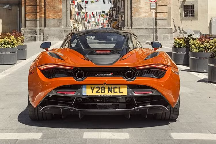 Là siêu xe hybrid thương mại đầu tiên của thương hiệu, McLaren Artura 2022 mới được trang bị động cơ tăng áp kép V6 3.0L kết hợp với một mô-tơ điện cho ra tổng công suất 671 mã lực và mô-men xoắn cực đại 720 Nm. Siêu xe chỉ cần 3 giây để tăng tốc từ 0 - 100 km/h, 0 - 200 km/h trong 8,3 giây trước khi cán tốc độ tối đa 330 km/h.