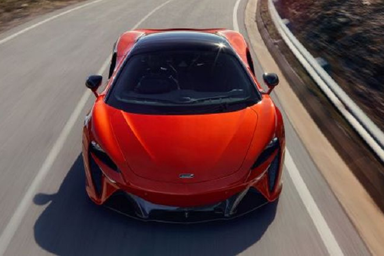 Chiếc McLaren Artura hoàn toàn mới được sử dụng để ra mắt thị trường Ý sẽ sở hữu ngoại thất màu cam Azores Orange kèm la-zăng hợp kim siêu nhẹ 10 chấu kích thước 19 inch phía trước và 20 inch phía sau.