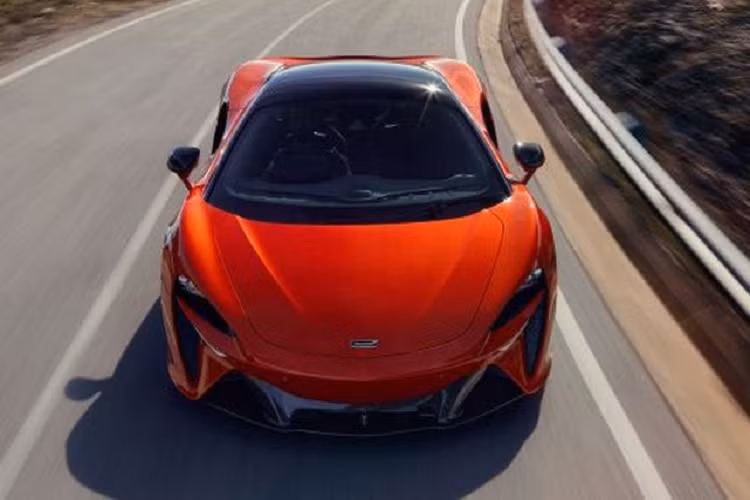 Chiếc McLaren Artura hoàn toàn mới được sử dụng để ra mắt thị trường Ý sẽ sở hữu ngoại thất màu cam Azores Orange kèm la-zăng hợp kim siêu nhẹ 10 chấu kích thước 19 inch phía trước và 20 inch phía sau.