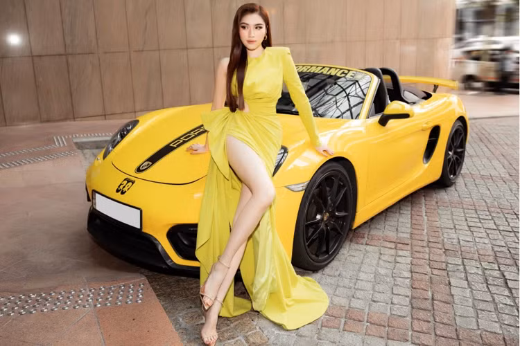 Porsche Boxster của Thanh Thanh Huyền sở hữu bộ mâm đa chấu được sơn đen tôn lên sự mạnh mẽ cá tính của dòng xe này. Phía sau của chiếc xe có một cánh gió có thể đóng/mở thông qua một nút bấm. 