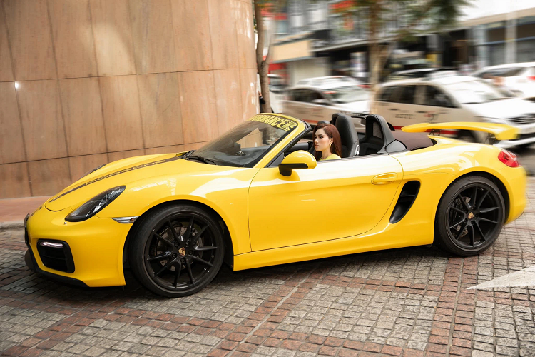 Chiếc xe được nữ MC mua vào đầu năm 2021, Porsche Boxster thế hệ mới mang đến cho 12 gam màu sắc ngoại thất, màu được cô lựa chọn là màu vàng (Racing Yellow) vô cùng nổi bật trên đường phố. Được biết đây là dòng xe thể thao mui trần được nữ MC "tậu" vì quá yêu thích kiểu dáng cũng như màu sắc nổi bật của nó. Chia sẻ về siêu xe 5 tỷ của mình, Thanh Thanh Huyền khiêm tốn cho biết "chỉ là một chiếc xe bình thường thôi" nhưng phù hợp với cá tính mạnh mẽ của cô nàng.