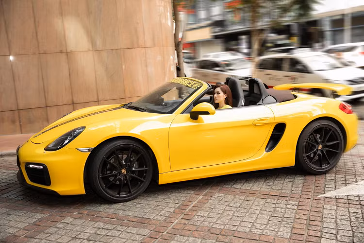Chiếc xe được nữ MC mua vào đầu năm 2021, Porsche Boxster thế hệ mới mang đến cho 12 gam màu sắc ngoại thất, màu được cô lựa chọn là màu vàng (Racing Yellow) vô cùng nổi bật trên đường phố. Được biết đây là dòng xe thể thao mui trần được nữ MC "tậu" vì quá yêu thích kiểu dáng cũng như màu sắc nổi bật của nó. Chia sẻ về siêu xe 5 tỷ của mình, Thanh Thanh Huyền khiêm tốn cho biết "chỉ là một chiếc xe bình thường thôi" nhưng phù hợp với cá tính mạnh mẽ của cô nàng.