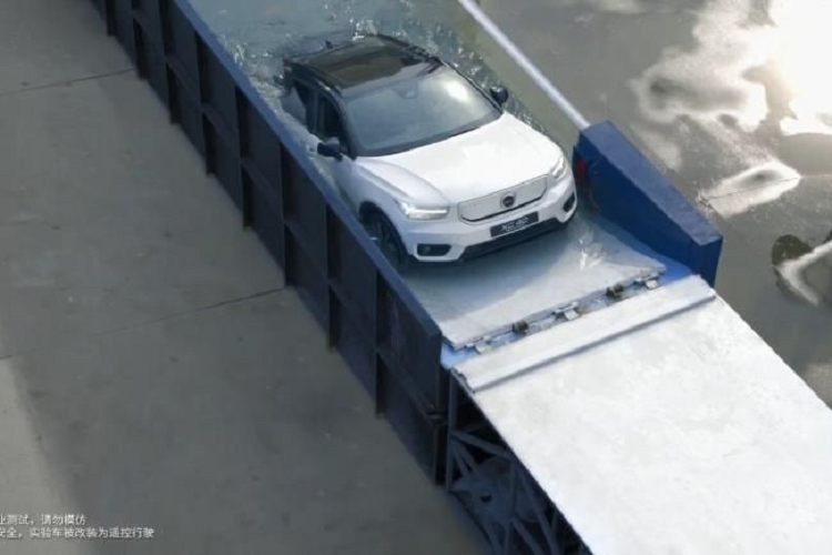 Dù màn thể hiện của XC40 Recharge rất ấn tượng nhưng Volvo tuyệt đối không khuyến khích chủ xe tự thử điều này ở nhà.