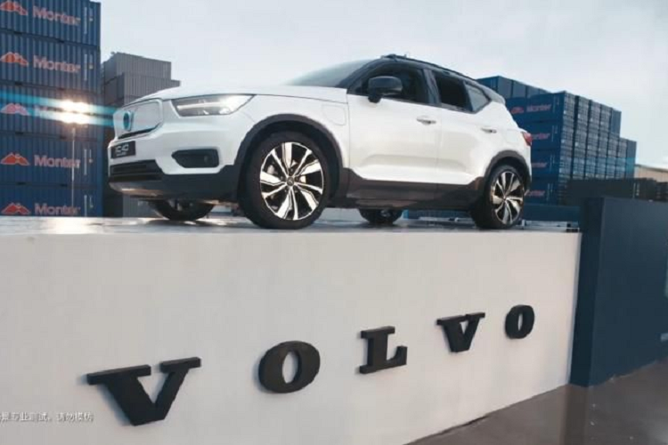 XC40 Recharge đã có mặt tại Thái Lan từ tháng 11/2020, mức giá xe Volvo XC40 Recharge khởi điểm từ 2,09 triệu Baht (khoảng 1,57 tỷ đồng) cho phiên bản R-Design Expression và 2,39 triệu Baht (khoảng 1,79 tỷ đồng) cho phiên bản R-Design và Inscription.