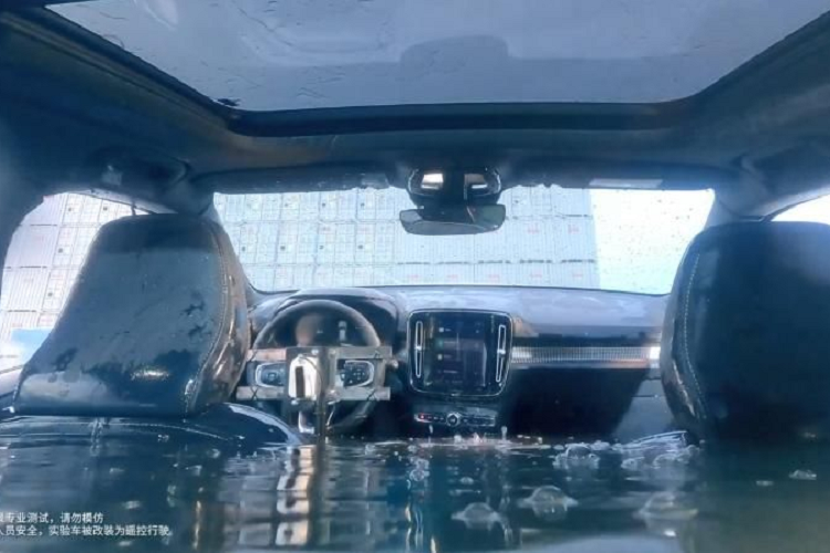 Các cửa sổ đều đã bị nước kéo xuống, cabin ngập nước, nhưng chiếc SUV điện dường như không bị ảnh hưởng gì (hoặc chưa).