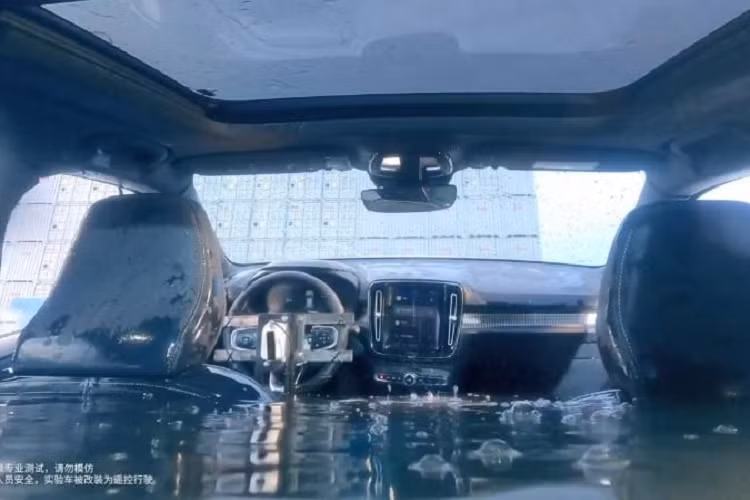 Các cửa sổ đều đã bị nước kéo xuống, cabin ngập nước, nhưng chiếc SUV điện dường như không bị ảnh hưởng gì (hoặc chưa).