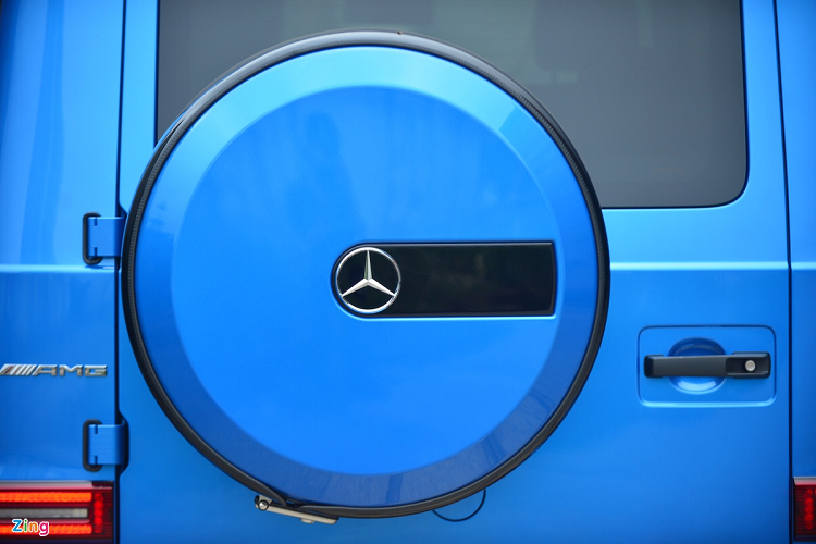 Lốp dự phòng của xe vẫn được treo ở phần cửa sau của đuôi xe, đặc trưng của dòng G-Class. Đèn hậu dạng mảnh nhỏ, đặt đối xứng. 