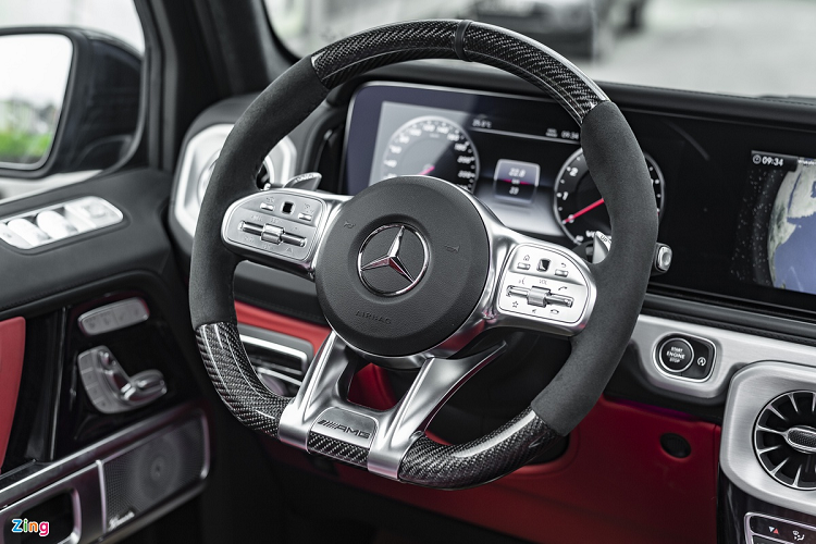 Xe sử dụng vô-lăng 3 chấu AMG có cắt vát ở đáy, được bọc da và ốp sợi carbon. Hai bên là cụm nút điều khiển giải trí, đàm thoại cũng như cài đặt Cruise Control. Phía sau vô-lăng vẫn là 2 lẫy chuyển số thể thao. 
