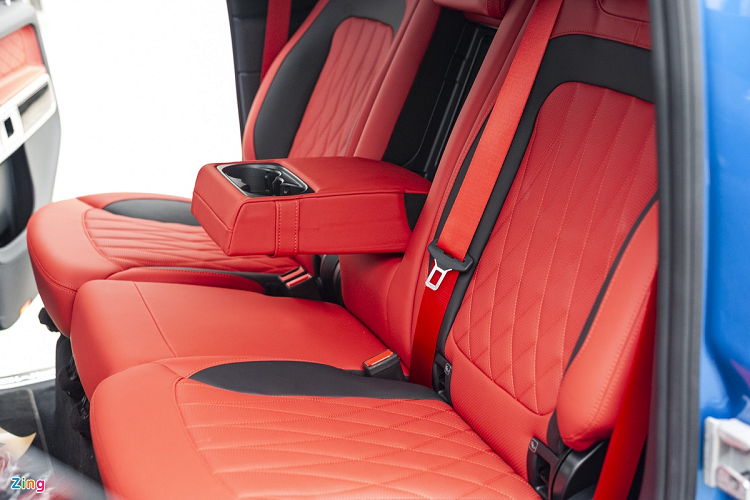 Nội thất trong xe được bọc da Nappa với 2 màu đỏ đen tương phản. Nhiều chi tiết được ốp carbon.