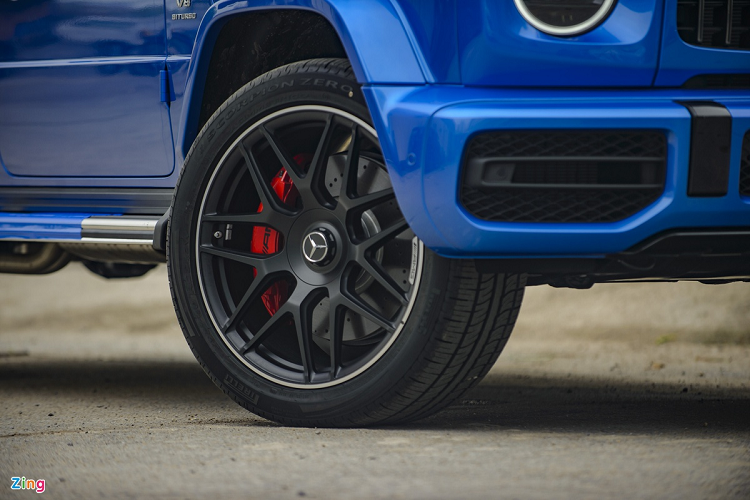 Bánh xe có kích thước 22 inch kết hợp với mâm đa chấu AMG sơn nhám thể thao. Cùm phanh được sơn đỏ nổi bật.