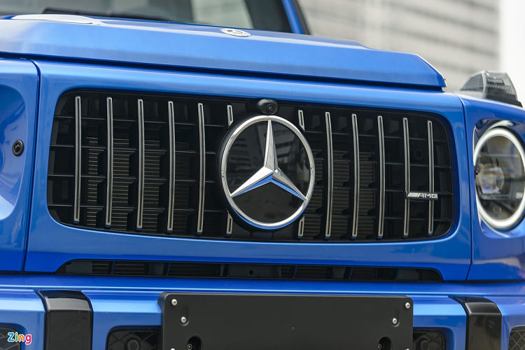 Mặt ca lăng xe là sự kết hợp hài hòa giữa lưới tản nhiệt kiểu Panamericana, gồm các nan thẳng đứng với logo Mercedes-Benz ở giữa. 