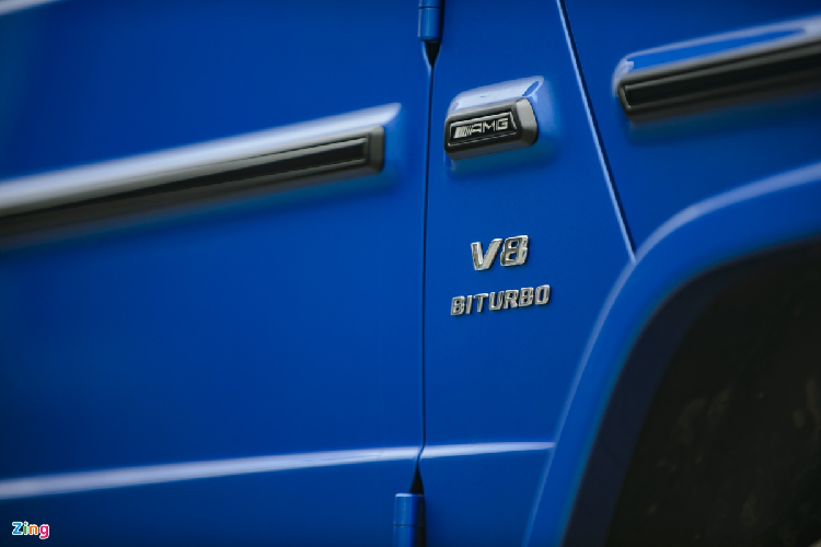 Phần ống xả của xe vẫn được trang bị 2 bên hông xe, ngay dưới bệ bước chân. Phần hông xe gồm các chi tiết dập nổi và các đường nẹp đen chạy dọc xe.