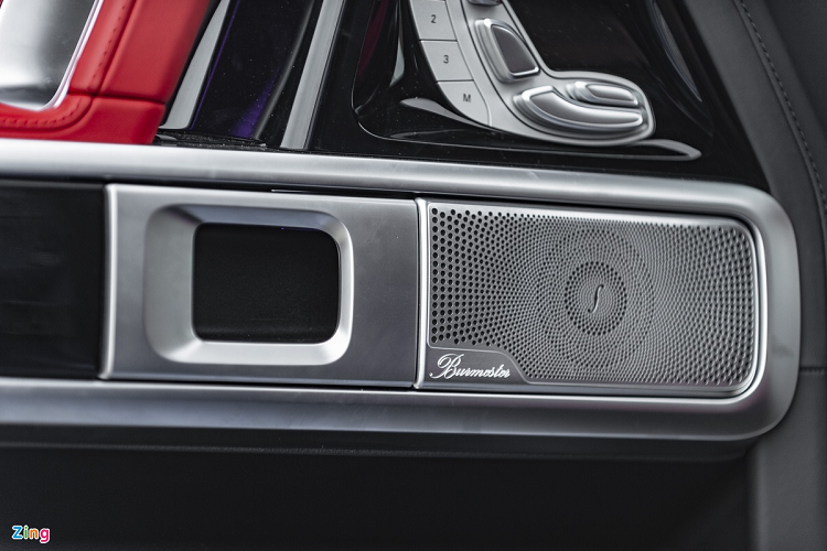 Hệ thống âm thanh sử dụng đến từ Burmester với 16 loa, hỗ trợ kết nối Bluetooth/USB với điện thoại thông minh.