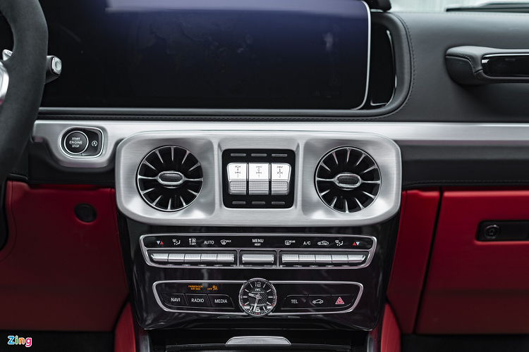 Điểm nổi bật tiếp theo là hệ thống thông tin giải trí COMAND gồm 2 màn hình nối liền nhau kích thước 12,3 inch, gồm bảng đồng hồ thông số xe và màn hình giải trí trung tâm.