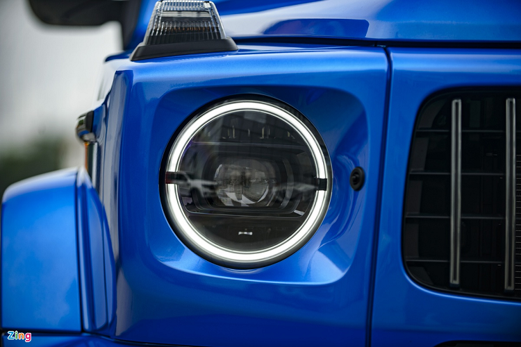 Hệ thống chiếu sáng trên Mercedes-AMG G 63 vẫn là dạng hình tròn cổ điển nhưng sử dụng công nghệ Multibeam LED hiện đại, có khả năng điều chỉnh luồng sáng không gây chói mắt cho xe chạy ngược chiều.