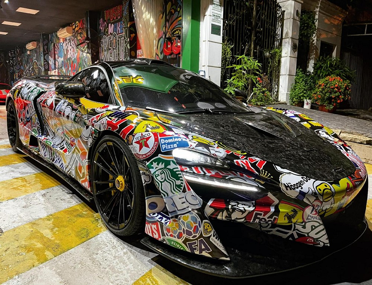 Chiếc xe được khoác lên mình bộ áo đề-can với điểm nhấn là nhiều thương hiệu nổi tiếng thế giới