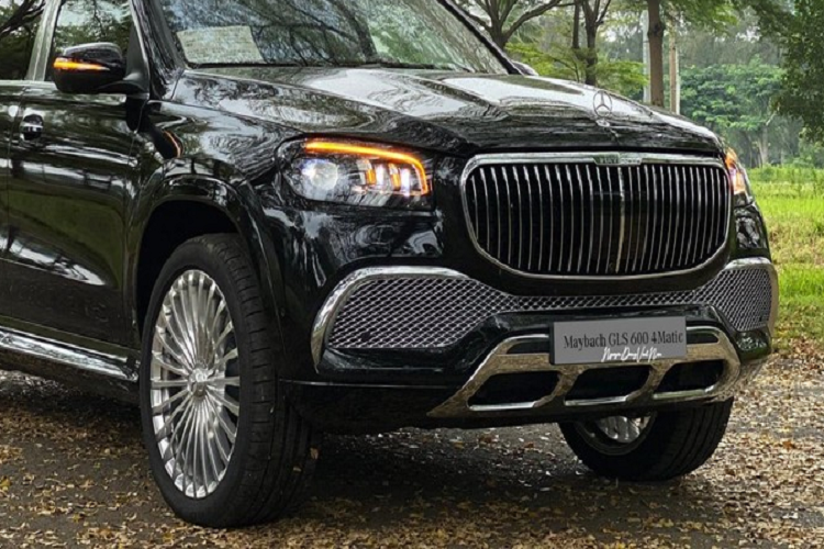 Động cơ này kết hợp với hộp số tự động 9 cấp 9G-Tronic và hệ dẫn động 4 bánh toàn thời gian 4Matic, nhờ đó, dù nặng gần 2,8 tấn nhưng chiếc SUV siêu sang Mercedes-Maybach GLS 600 4Matic vẫn có thể tăng tốc từ vị trí xuất phát lên 100 km/h trong thời gian 4,9 giây, trước khi đạt tốc độ tối đa 250 km/h. Xe tiêu thụ lượng xăng trung bình từ 11,7 - 12 lít/100 km.