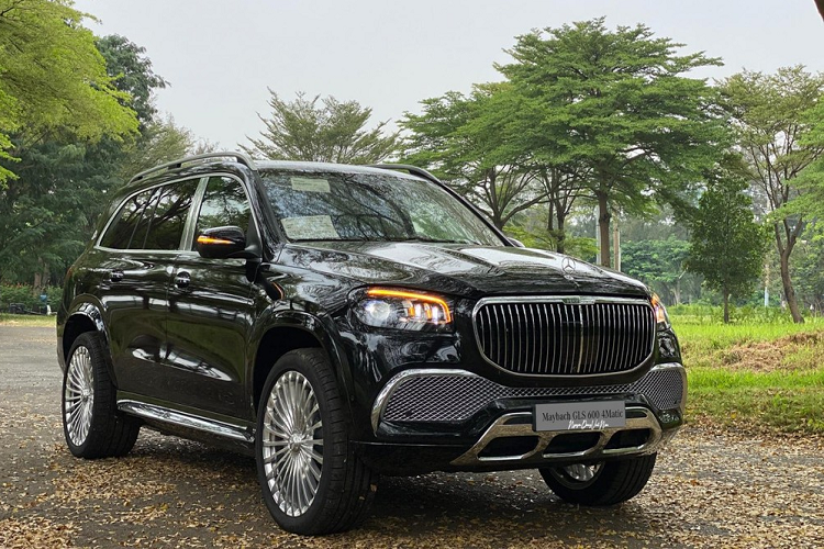 SMercedes-Maybach GLS còn đi kèm bậc lên xuống bằng nhôm chỉnh điện và đèn dẫn đường, chiếu logo Maybach xuống mặt đất. Bên sườn xe cũng xuất hiện bộvành hợp kim với đường kính 22 inch và 23 inch đồ sộ đi cùng chụp mâm cá tính. Mở cửa bước vào trong khoang lái, Mercedes-Maybach GLS 600 chính hãng sở hữu không gian nội thất 4 chỗ với 2 ghế thương gia phía sau mang đến khoảng duỗi chân thoải mái, nhớ vị trí, sưởi, làm mát cũng như mát-xa tiêu chuẩn và có thể ngả 43,5 độ.