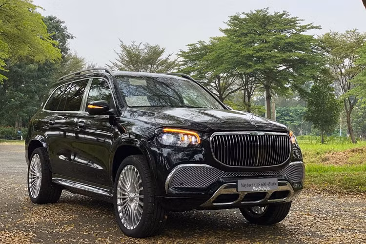 SMercedes-Maybach GLS còn đi kèm bậc lên xuống bằng nhôm chỉnh điện và đèn dẫn đường, chiếu logo Maybach xuống mặt đất. Bên sườn xe cũng xuất hiện bộvành hợp kim với đường kính 22 inch và 23 inch đồ sộ đi cùng chụp mâm cá tính. Mở cửa bước vào trong khoang lái, Mercedes-Maybach GLS 600 chính hãng sở hữu không gian nội thất 4 chỗ với 2 ghế thương gia phía sau mang đến khoảng duỗi chân thoải mái, nhớ vị trí, sưởi, làm mát cũng như mát-xa tiêu chuẩn và có thể ngả 43,5 độ.