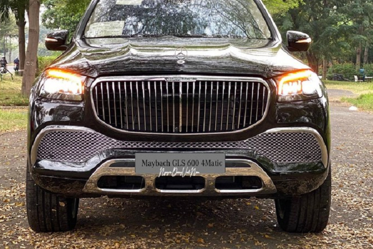 Mercedes-Maybach GLS 600 đầu tiên về Việt Nam được nhập khẩu không chính hãng và thuộc sở hữu của 1 cặp vợ chồng chơi lan đột biến ở tỉnh Phú Thọ. Hiện các xe Mercedes-Maybach GLS 600 đang lăn bánh tại dải đất hình chữ S đều của các công ty tư nhân. Chiếc xe Mercedes-Maybach GLS 600 này sở hữu 1 màu sơn, nếu như khách muốn chọn 2 màu sơn sẽ chi ra số tiền 840 triệu đồng